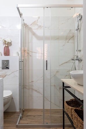 Douche, séchoir à cheveux, serviettes fournies, savon