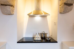 Fridge, stovetop, dishwasher, electric kettle