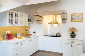 Fridge, stovetop, dishwasher, electric kettle