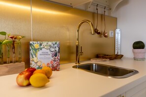 Réfrigérateur, surface de cuisson, lave-vaisselle, bouilloire électrique