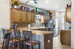 Køleskab, mikrobølgeovn, ovn, kogeplade