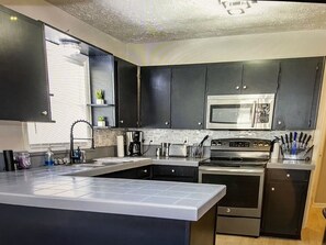 Kylskåp, mikrovågsugn, ugn och spishäll