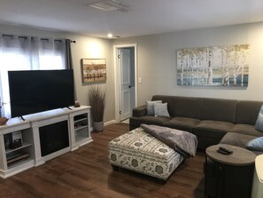 Smart-TV, Kamin, DVD-Player, Bücher