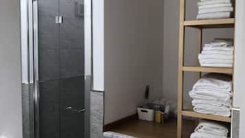 Chuveiro, secador de cabelo, bidê, toalhas de banho