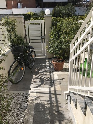 Property grounds - Cozy apartment 800 mt from the beach (Marina di Carrara)