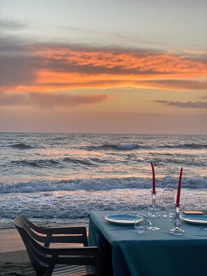 Private beach, white sand - Marbella Beach Hotel (Golem)