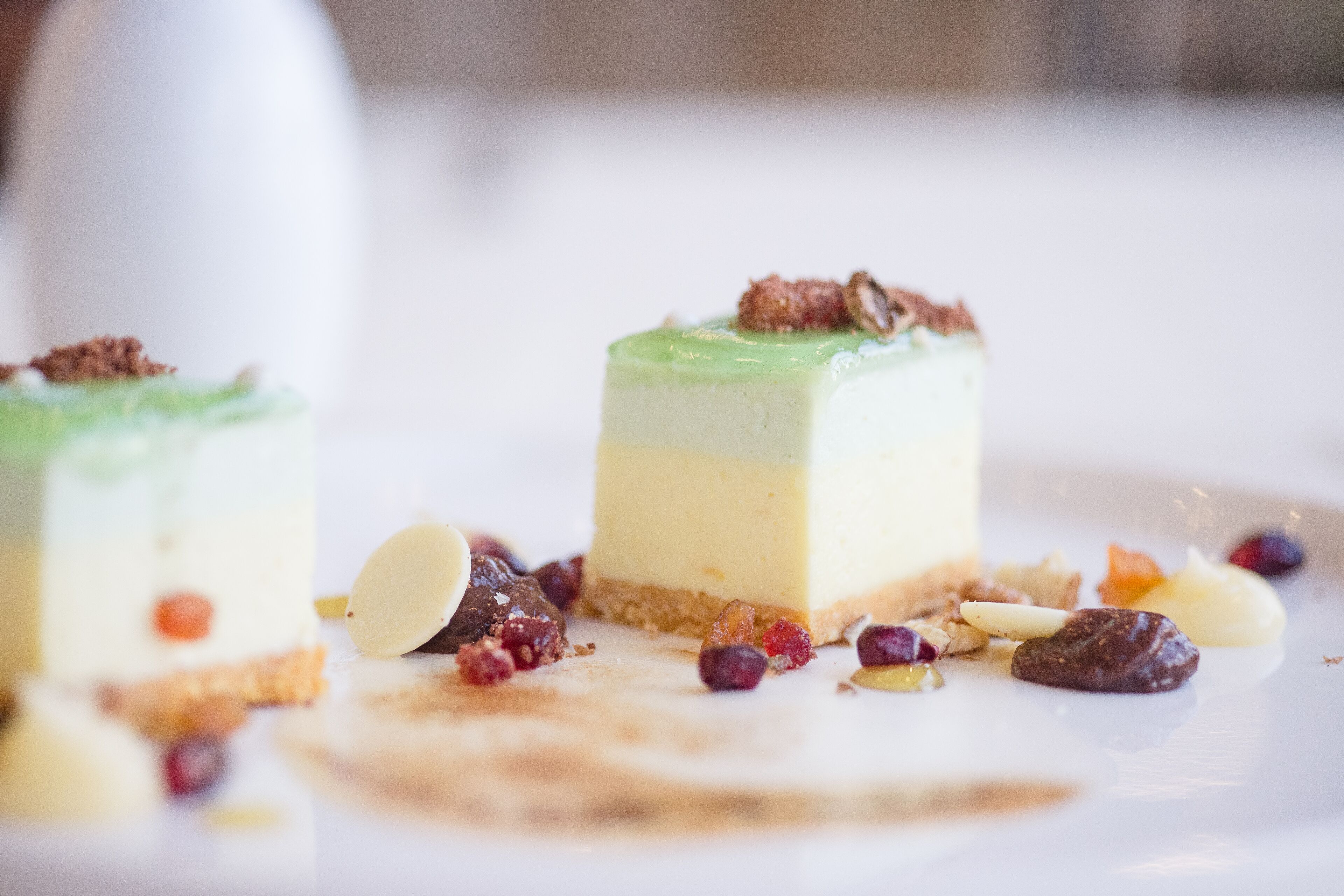 Un postre de capas, decorado con nueces y frutas secas.