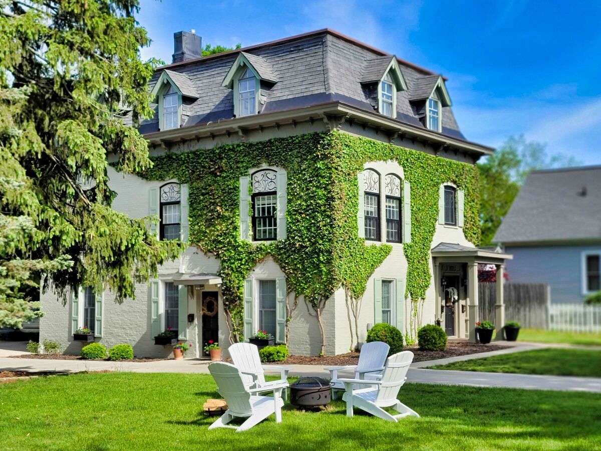Lake Michigan Designer Apartment in Historic Home
