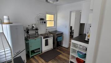 冷蔵庫、電子レンジ、オーブン、コンロ