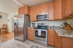 Jääkaappi, mikroaaltouuni, uuni, liesi