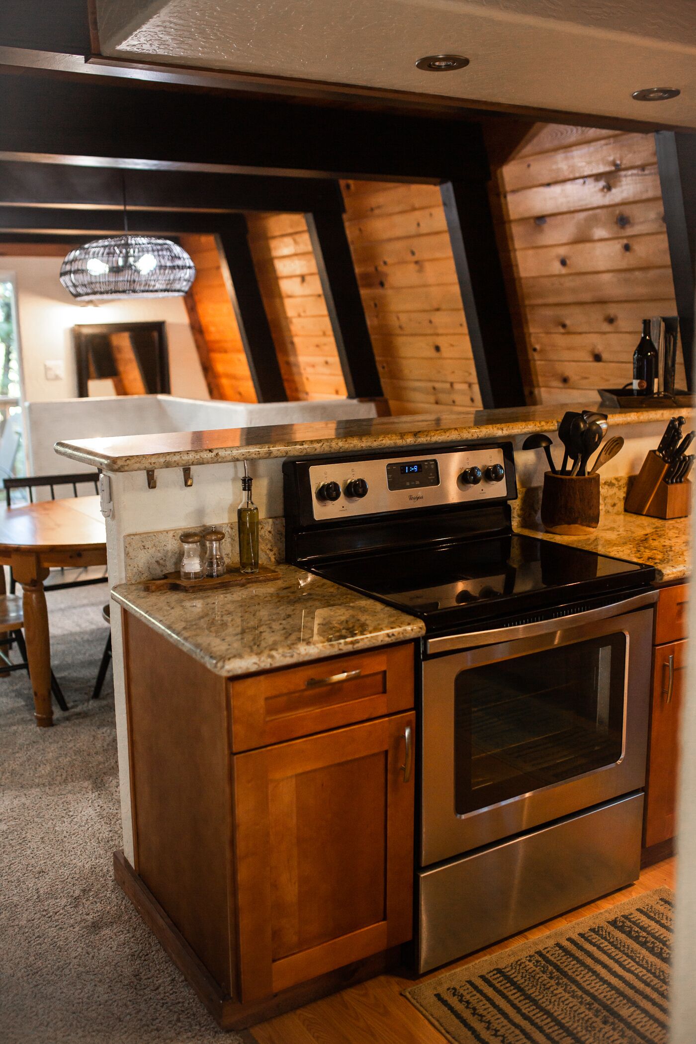 R+R Cabin: Family-friendly 3bdrm cabin w/ game room + deck! - Dogs OK