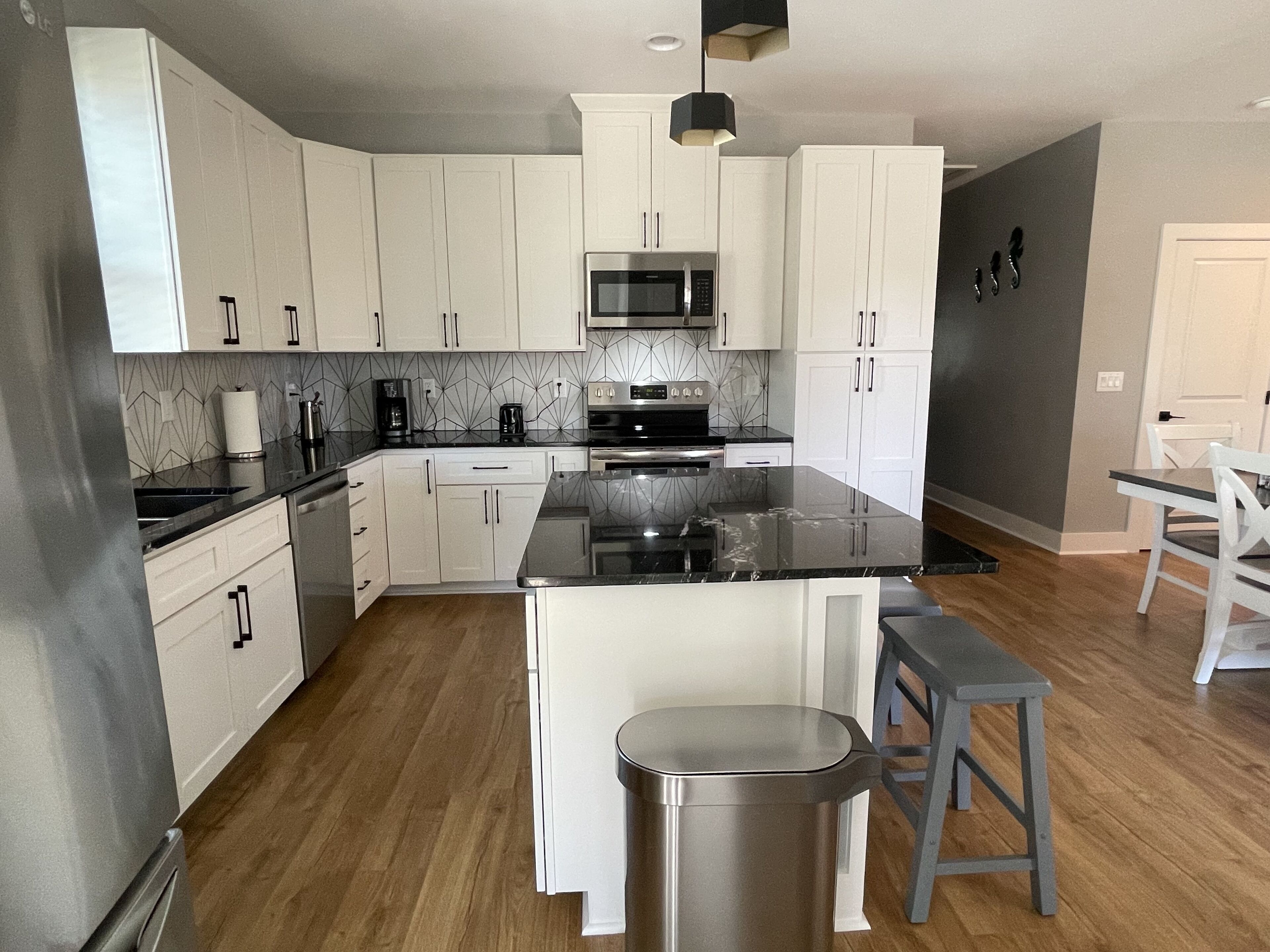 New cottage w/ELEVATOR -5 min Golfcart to the beach!