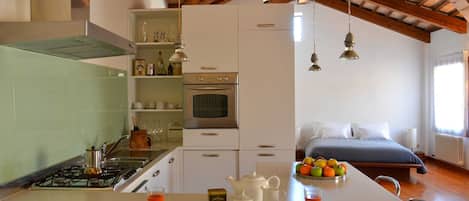 Kühlschrank, Mikrowelle, Ofen, Geschirrspüler