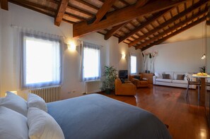 Iron/ironing board, free WiFi, bed sheets - Centrally Located Minimalist Open Space Loft in Castello (Venecia)