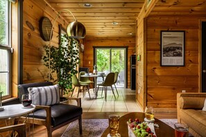 Smart TV, videojuegos, reproductor de DVD y futbolito 