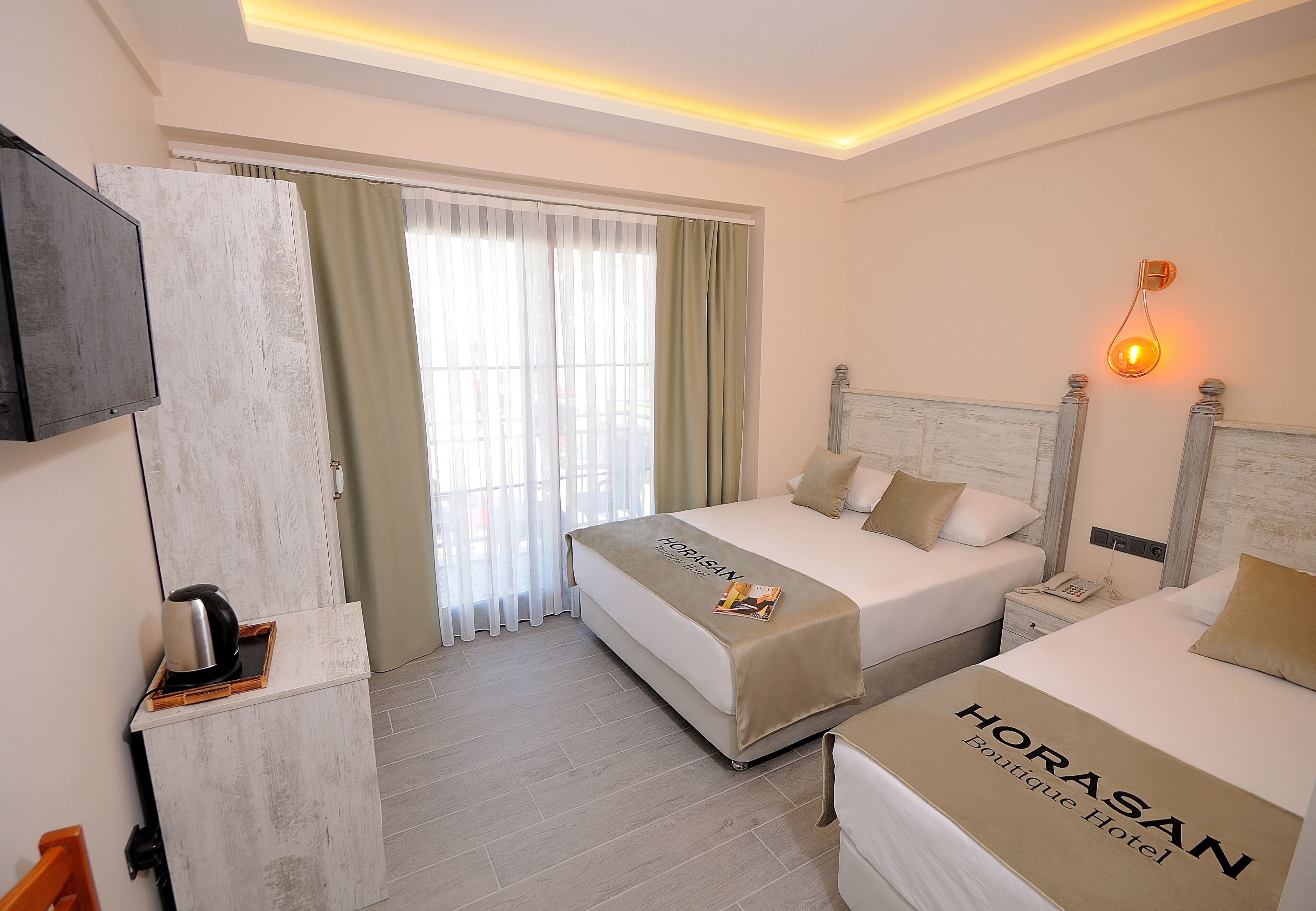 Phòng 3 dành cho gia đình, 1 phòng ngủ, không hút thuốc, quang cảnh biển | Minibar với thức uống miễn phí, két bảo mật tại phòng, bàn 