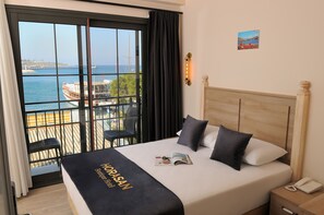 Deluxe Room, 1 Double Bed, Non Smoking, Sea View | Free minibar, in-room safe, desk, laptop workspace