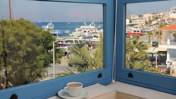 Habitación doble superior, 1 cama matrimonial, para no fumadores, vista al mar | Artículos del minibar gratis y caja de seguridad en la habitación