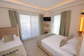 Habitación triple familiar, 1 habitación, para no fumadores, vista al mar | Artículos del minibar gratis y caja de seguridad en la habitación 