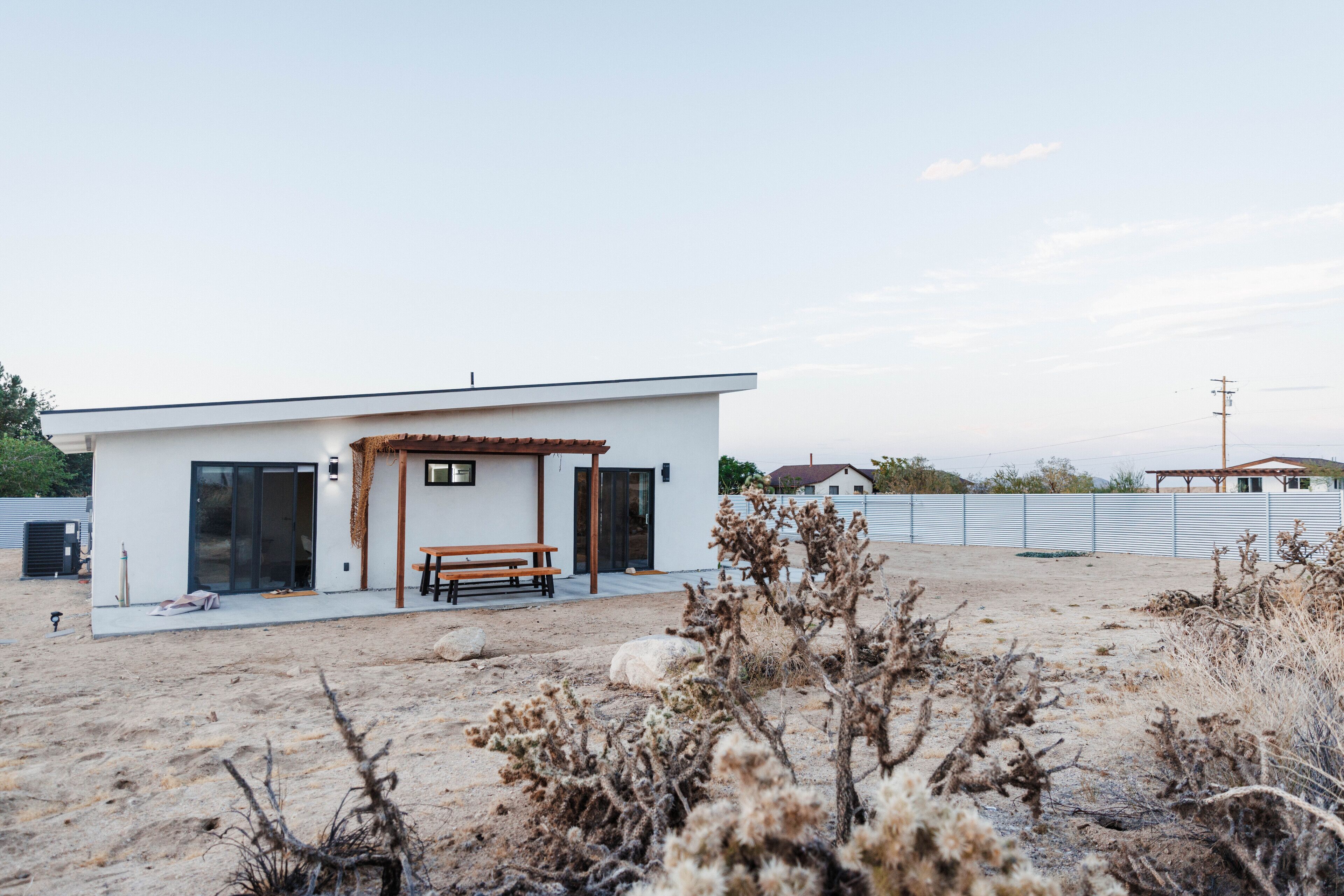 *NEW* Modern boho home in Downtown Joshua Tree: Hot Tub + EV charger