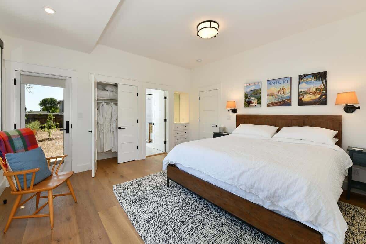 3 chambres, bureau, fer et planche à repasser, lit parapluie