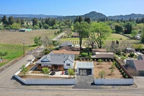 Una zona residencial con casas, un camino de entrada y un patio cercado.