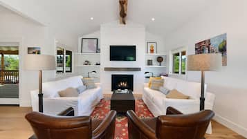 Smart-TV, Kamin, Bücher