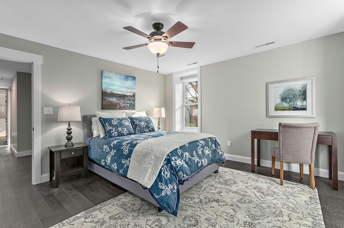 Spacious 1 Bedroom Guest Suite; Private entrance; less than 10 min DT AVL!