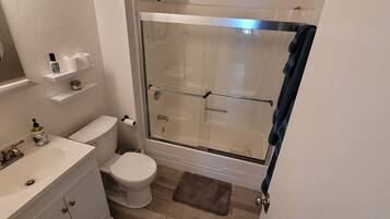 花灑/浴缸組合、提供毛巾、番梘、廁紙