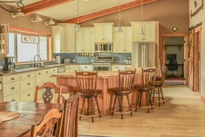 Fridge, microwave, oven, stovetop - Entire Home with 180 degree Mountain Views of the Bitterroot (Stevensville)