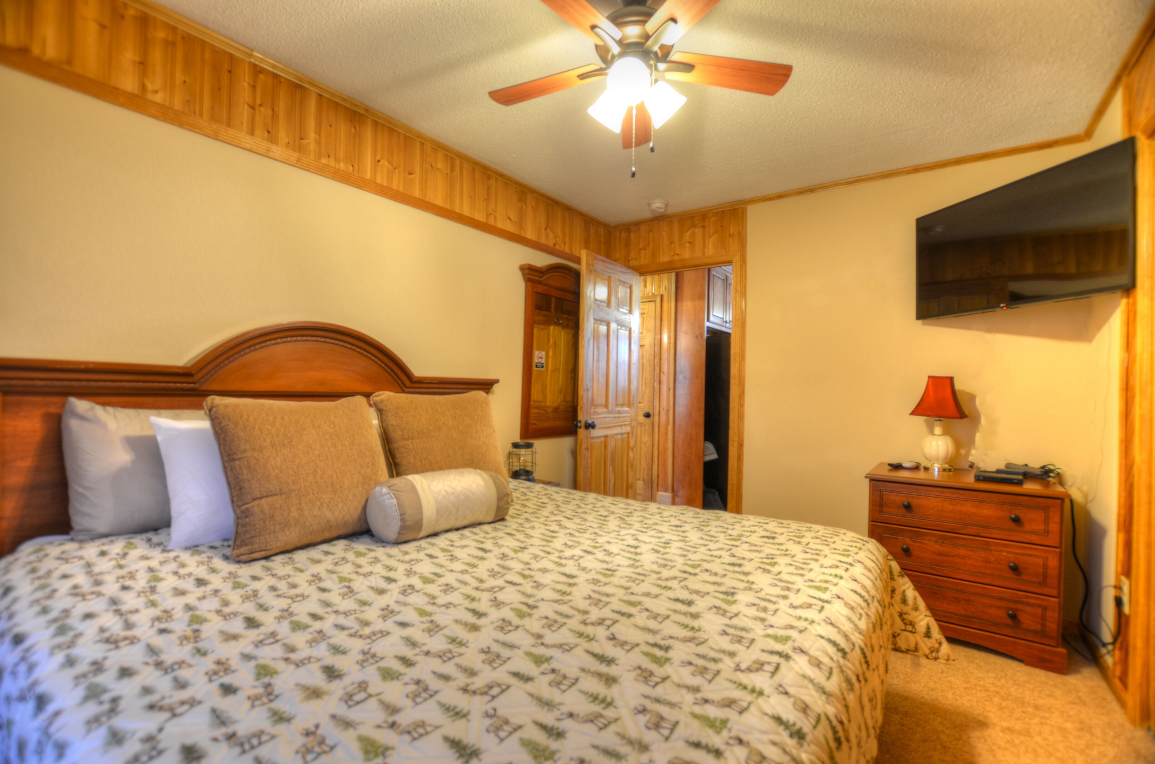 3 habitaciones, tabla de planchar con plancha, wifi y ropa de cama 