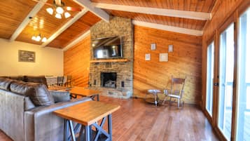 Smart TV, lareira, pebolim, aparelho de som