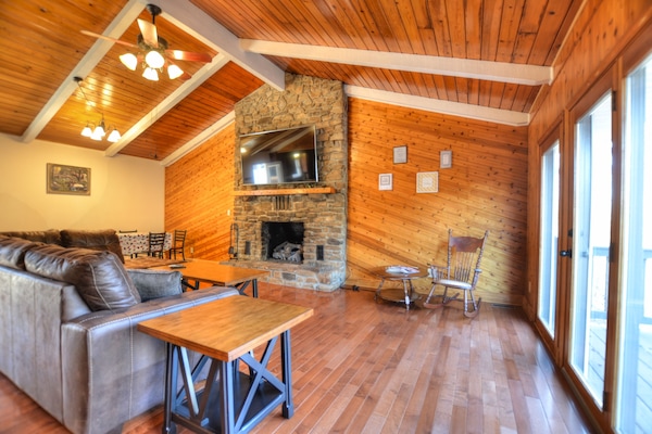 TV connectée, cheminée, baby-foot, chaßne hi-fi