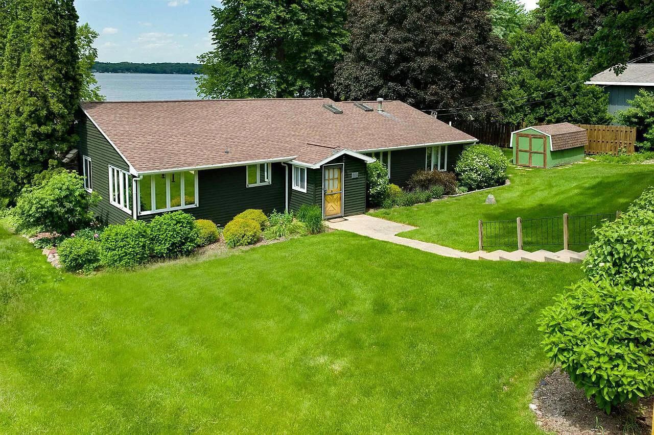 Lakefront Cottage with sandy bottom swimming!!