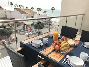 Outdoor dining - Charming Sea View Flat w/Pool, 20 meters from the Beach (Albufeira)