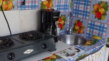 Een koelkast, een kookplaat, een koffiezetapparaat/waterkoker