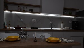Fridge, oven, stovetop, coffee/tea maker - Rondine Studio Apartment (Tirana)