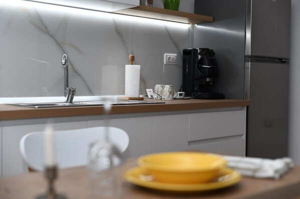 Fridge, oven, stovetop, coffee/tea maker