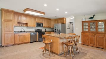 Kylskåp, mikrovågsugn, ugn och spishäll