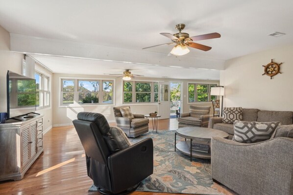 Televisión, chimenea, libros y estéreo 