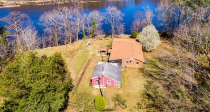 Secluded Riverfront Home + Deep Water Boat Dock - Between Williamsburg-Richmond