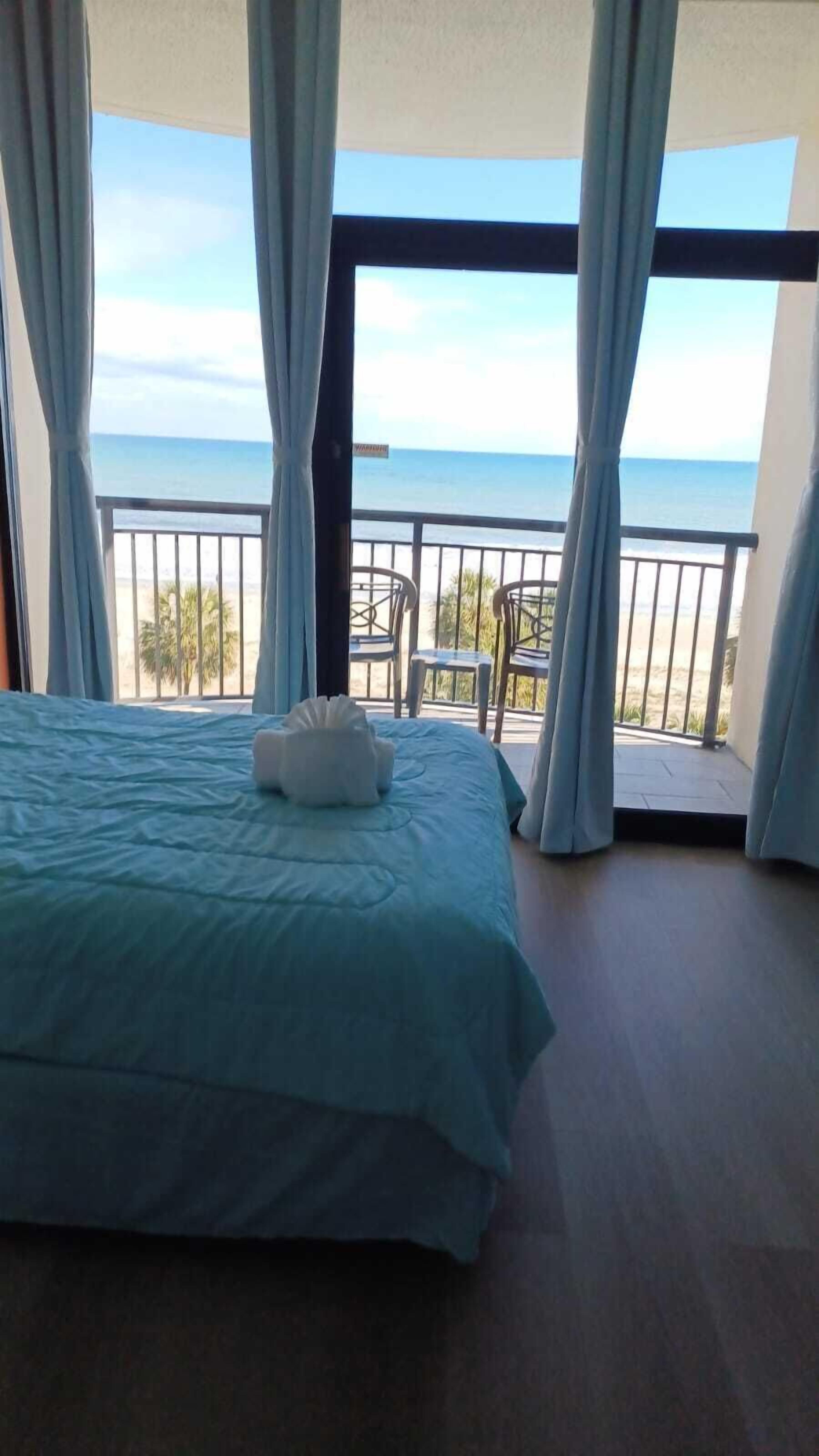 2BR Gorgeous Direct Oceanfront Breakers, Free Waterpark