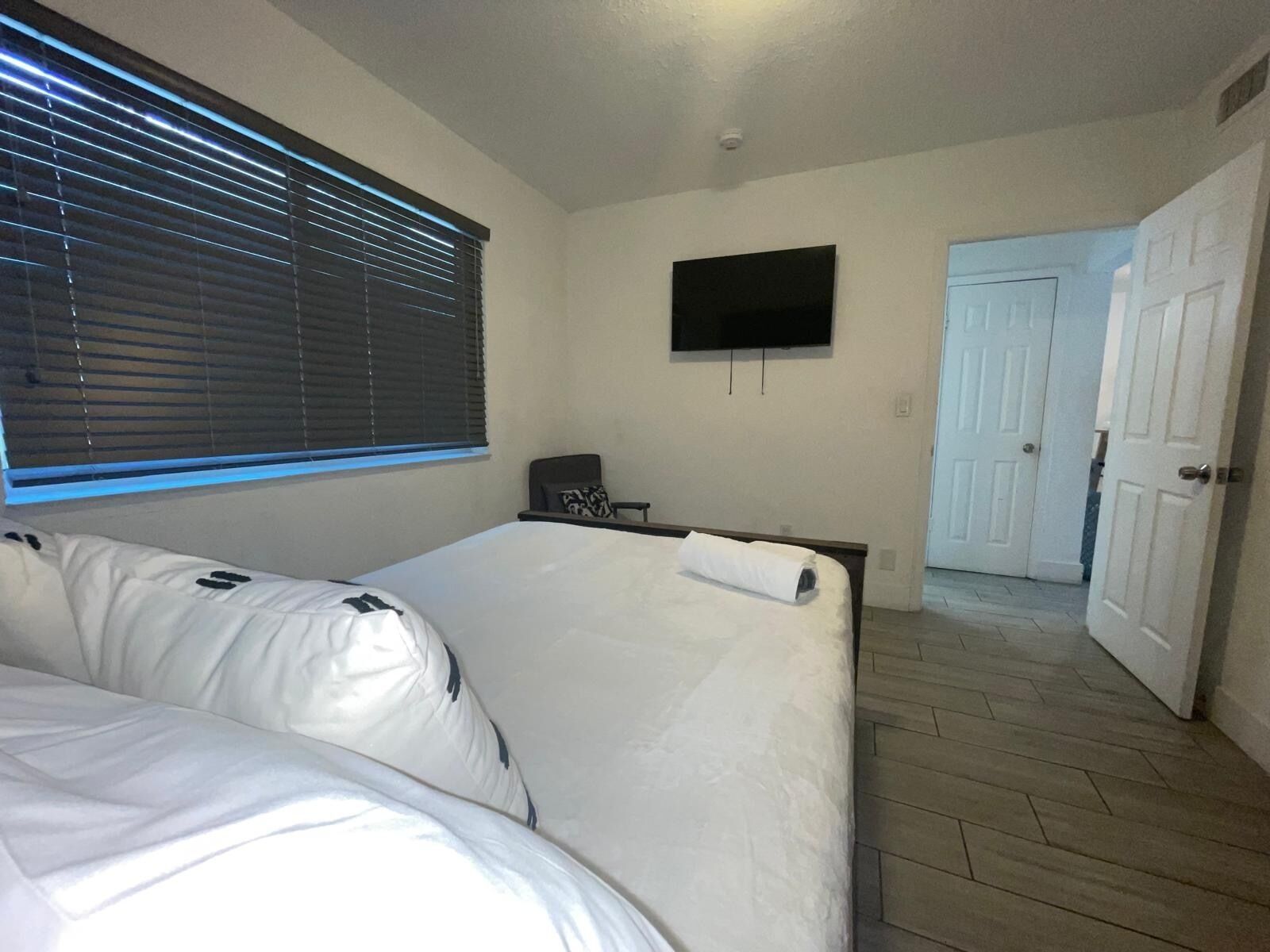 2 bedrooms, in-room safe, iron/ironing board, free WiFi