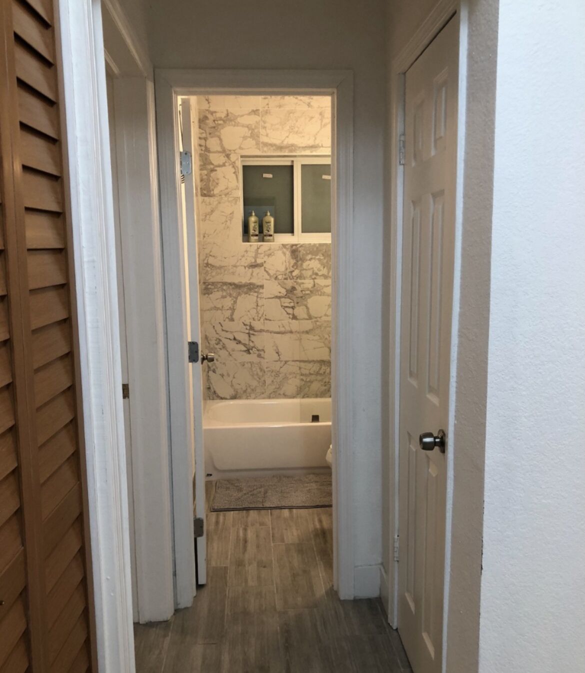Combined shower/tub, towels, soap, shampoo