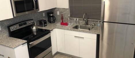 Réfrigérateur, micro-ondes, four, plaque de cuisson