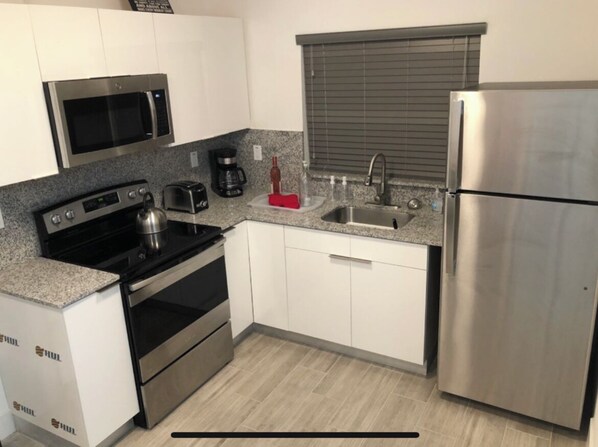 ثلاجة، ميكروويف، فرن، موقد طهي مسطح