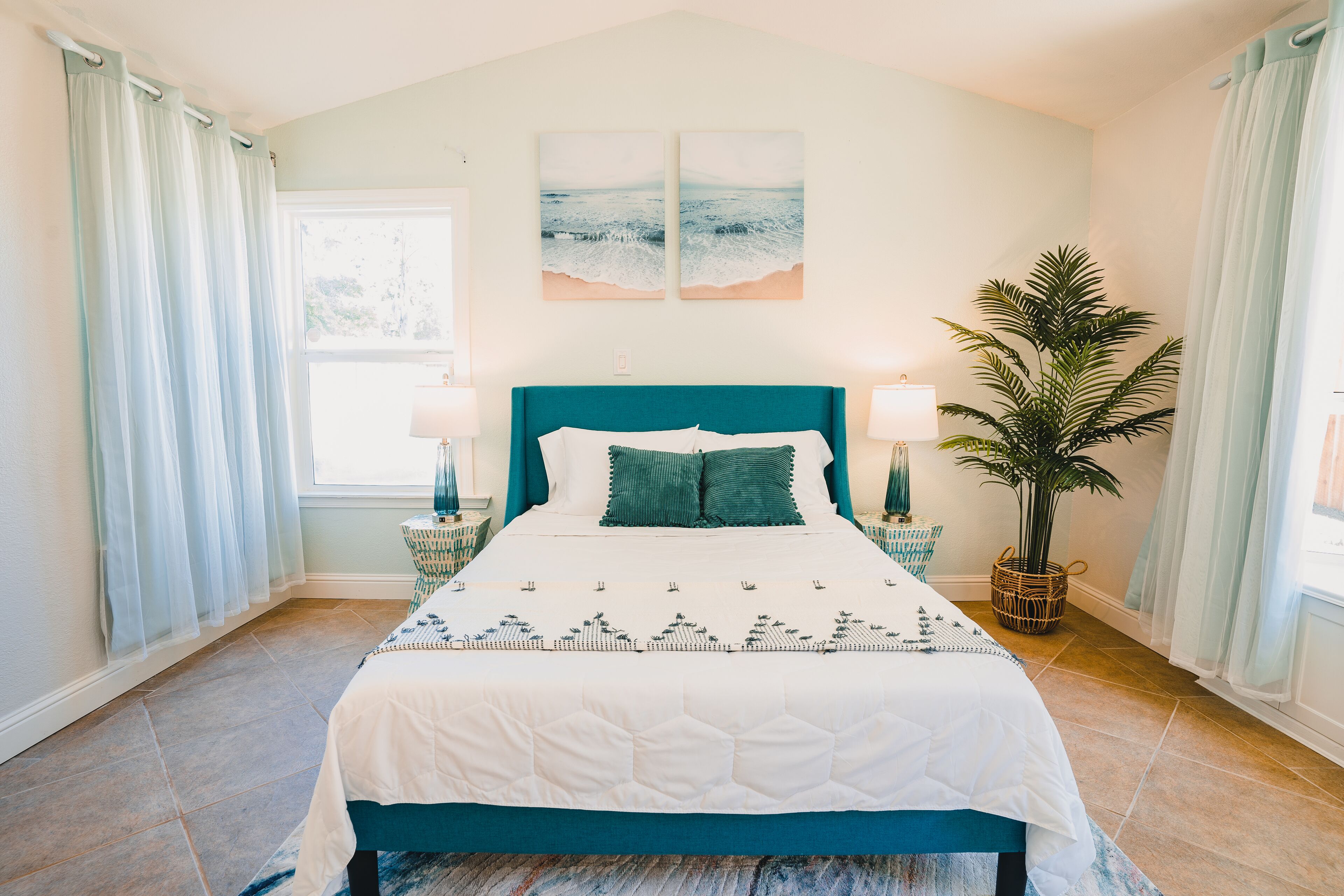 Calming Coastal Oasis 3-bed 2-bath near central Sacramento