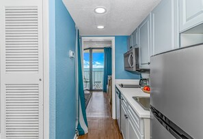 Refrigerador, microondas, parrilla de estufa y cafetera y tetera