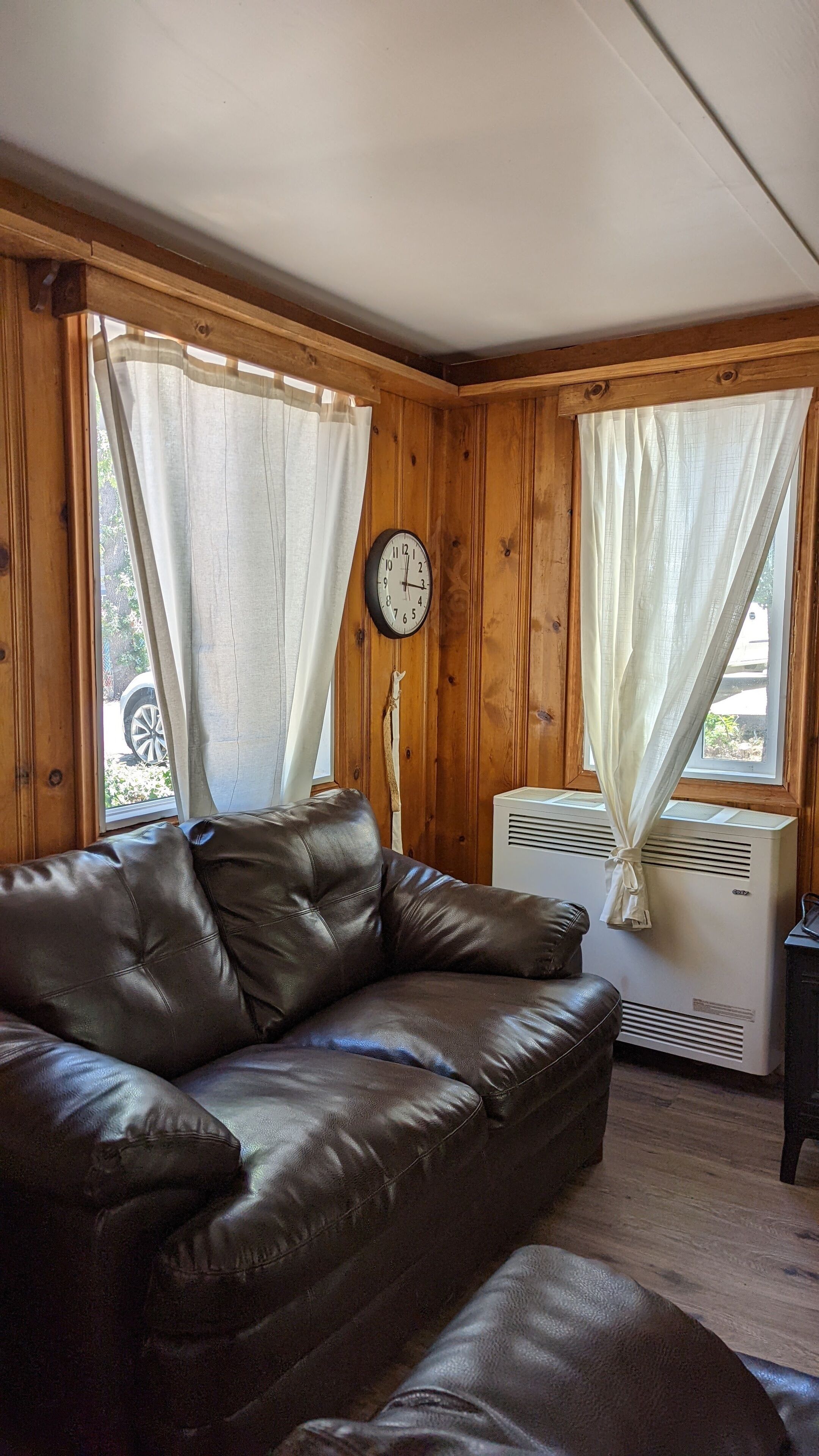 3 bedroom cabin 1 min walk from lake *newly remodeled