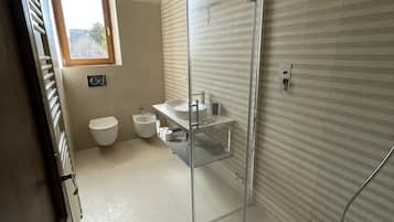 公寓 | 浴室 | 淋浴设施、吹风机、毛巾